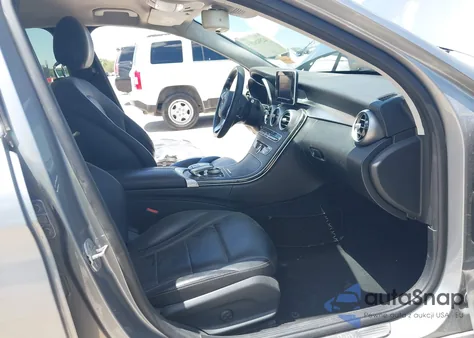 2016 Mercedes-Benz C 300 300 z USA, uszkodzony, nr VIN 55SWF4JB8GU121479